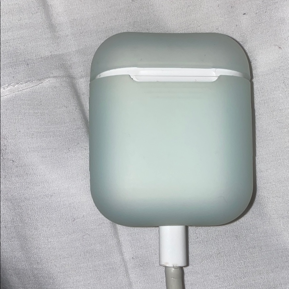 Apple AirPods charging case